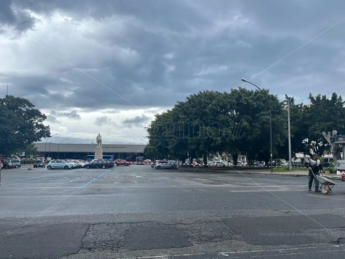 Piazza Garibaldi a Reggio, recintata l'area di cantiere