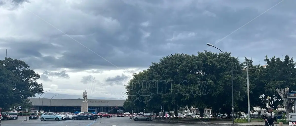 Piazza Garibaldi a Reggio, recintata l'area di cantiere