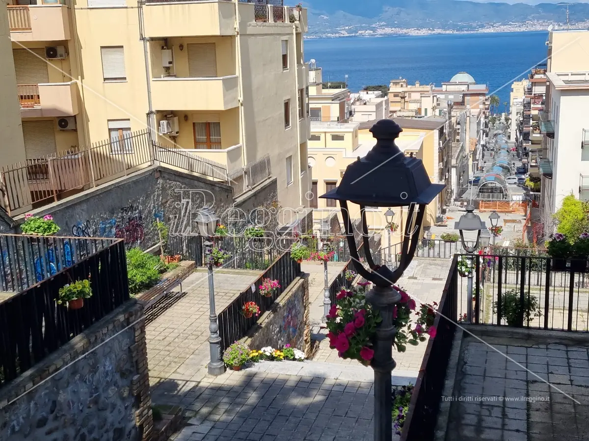 Reggio, la scalinata di colori per “Via Giudecca in fiore” - VIDEO E FOTOGALLERY