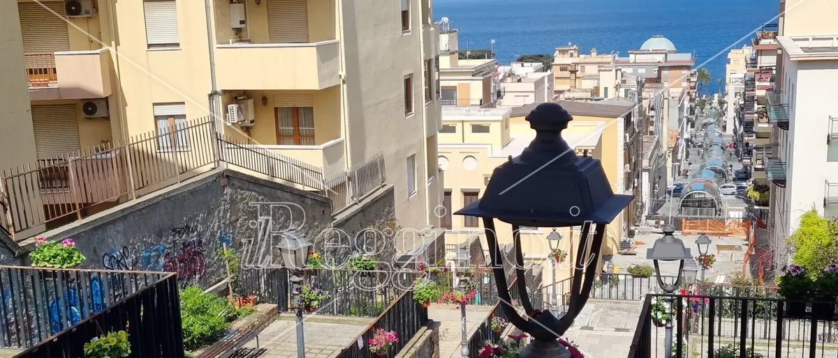 Reggio, la scalinata di colori per “Via Giudecca in fiore” - VIDEO E FOTOGALLERY