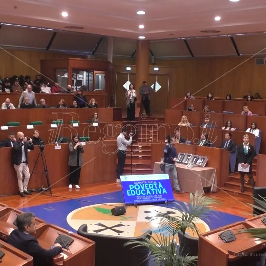 Il Corecom lancia la sfida contro la povertà educativa: famiglie calabresi non connesse e anche Reggio supera il 70% - VIDEO