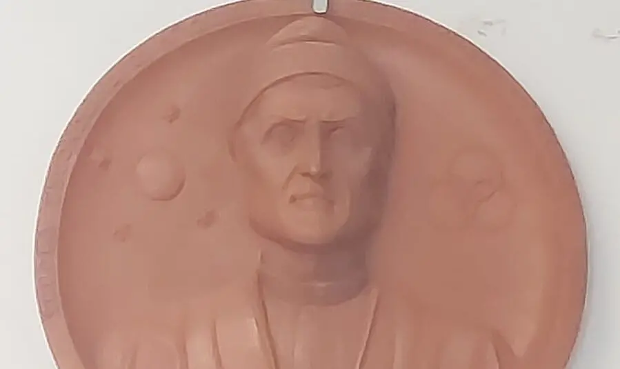 Bassorilievo in ceramica di Dante donato all'Ic \"Radice Alighieri\" di Catona