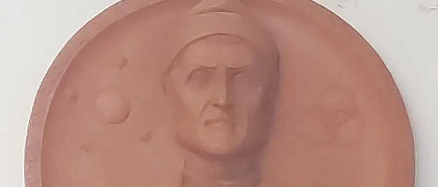 Bassorilievo in ceramica di Dante donato all'Ic \"Radice Alighieri\" di Catona