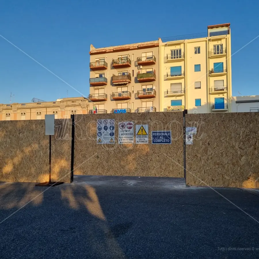 Scavi di Piazza Garibaldi a Reggio: è caos parcheggi selvaggi