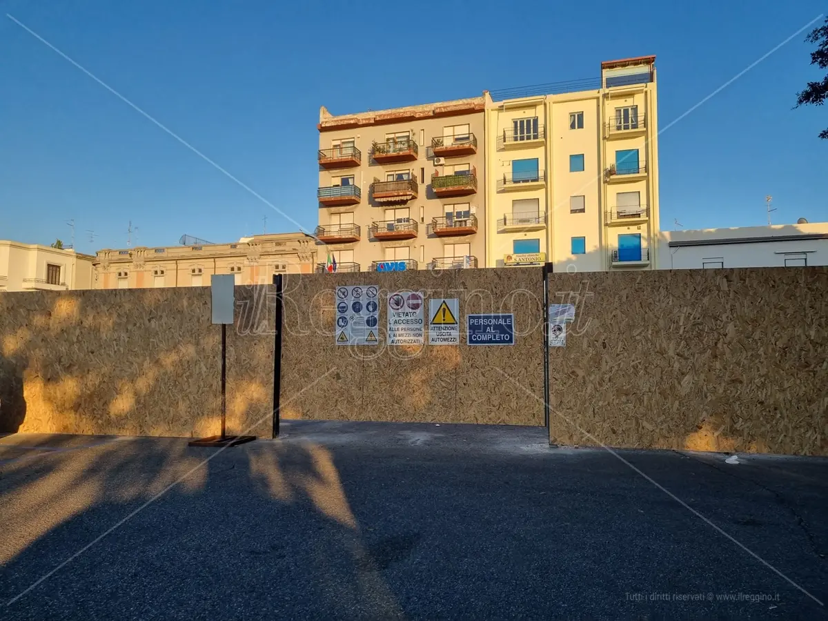 Scavi di Piazza Garibaldi a Reggio: è caos parcheggi selvaggi