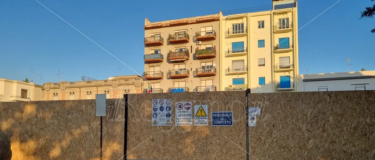 Scavi di Piazza Garibaldi a Reggio: è caos parcheggi selvaggi