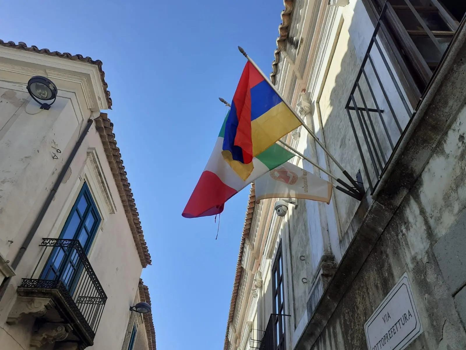 Gerace, sul Comune sventola la bandiera dell'Armenia in ricordo del genocidio del 1915