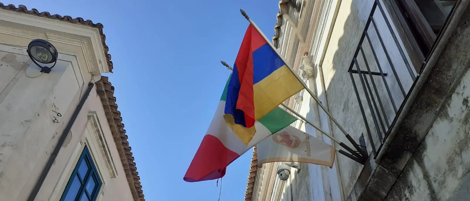 Gerace, sul Comune sventola la bandiera dell'Armenia in ricordo del genocidio del 1915