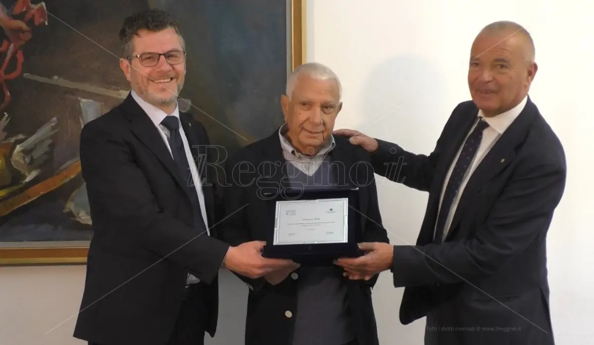 Reggio, il decano dei benzinai Nino Pedà fa il pieno di premi a Confcommercio - VIDEO