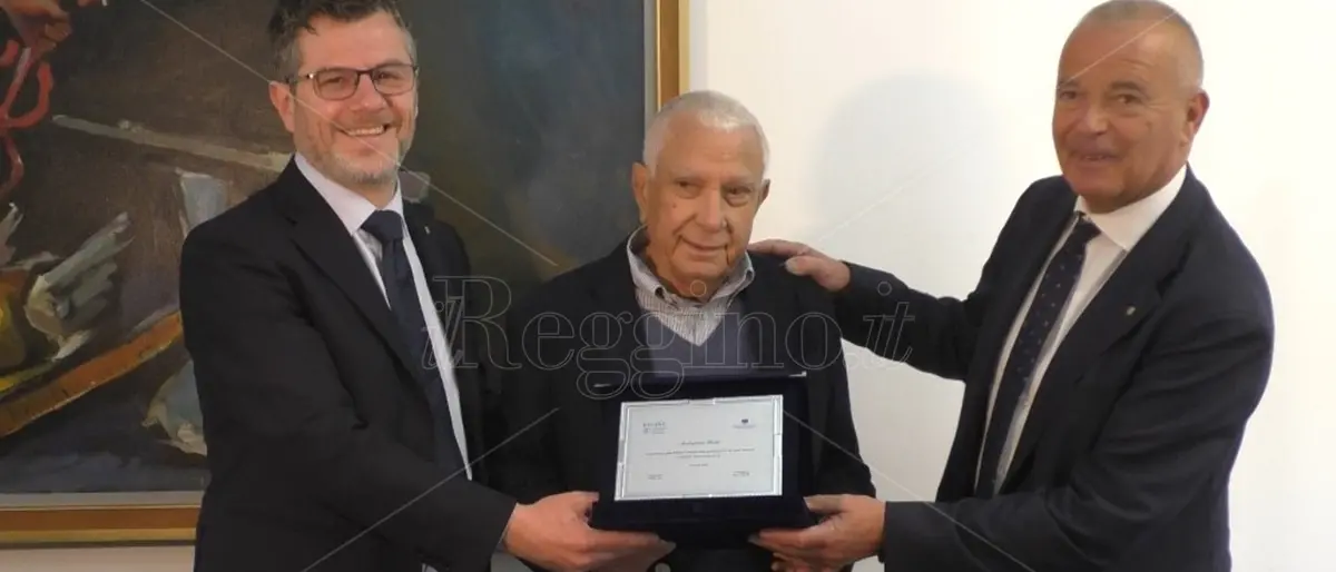 Reggio, il decano dei benzinai Nino Pedà fa il pieno di premi a Confcommercio - VIDEO