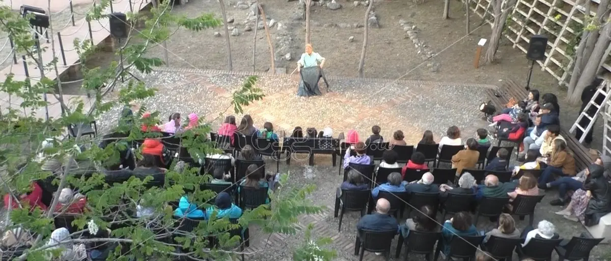 Reggio, al Medfest Daria Paoletta: «Nelle storie ognuno cerca sé stesso, mai smettere di raccontarle» - VIDEO