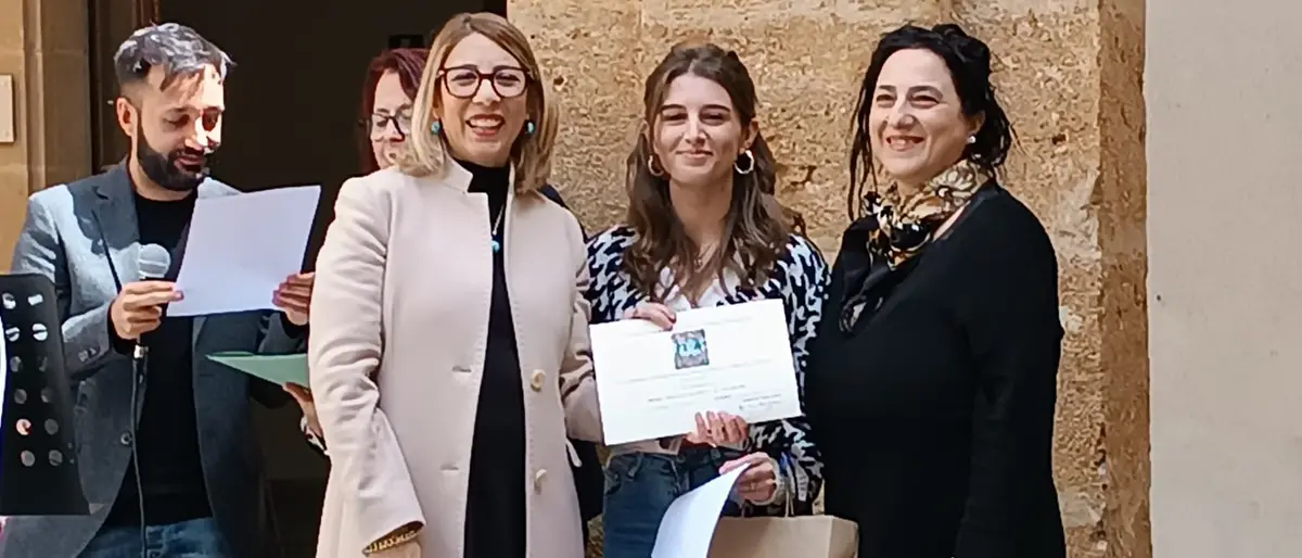 Locri, la studentessa Isabella Orlando del liceo Zalueco premiata a Caltanissetta