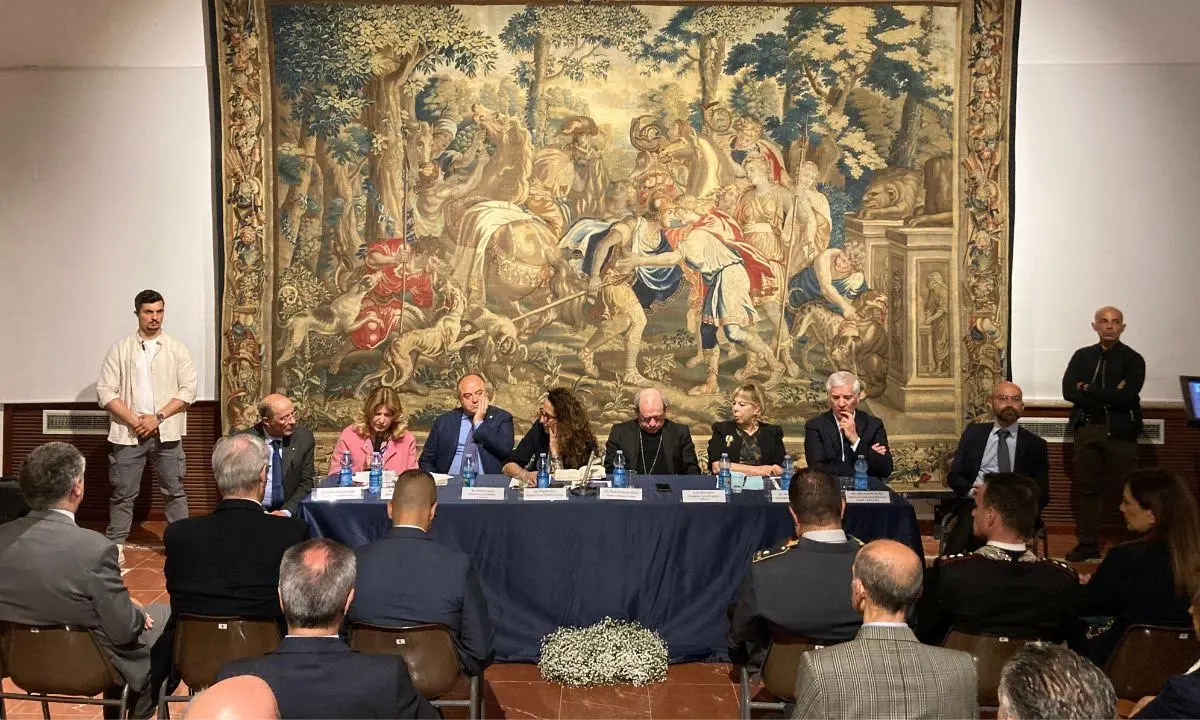 Gerace, l'arazzo di Raffaello fa da sfondo ad un incontro sulla lotta alla criminalità