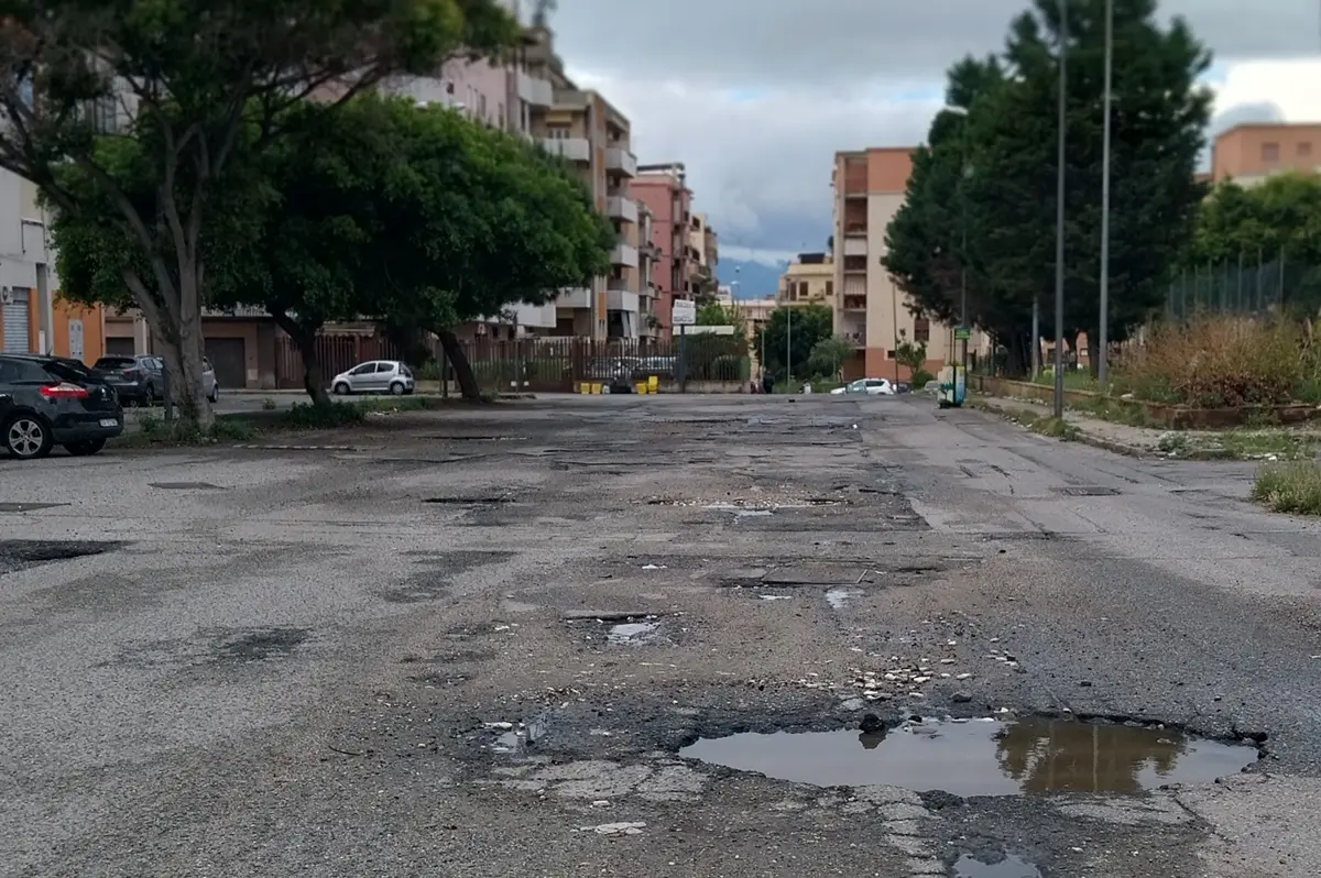 Reggio, via Paviglianiti nel rione Marconi piena di buche