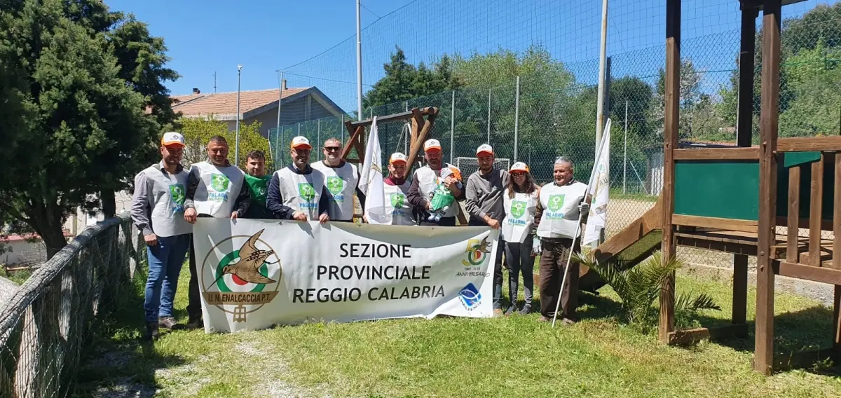 Gerace, il gruppo Enalcaccia ripulisce le giostre per i bambini