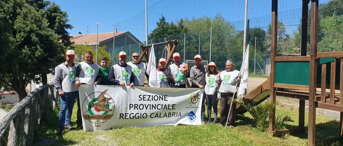 Gerace, il gruppo Enalcaccia ripulisce le giostre per i bambini