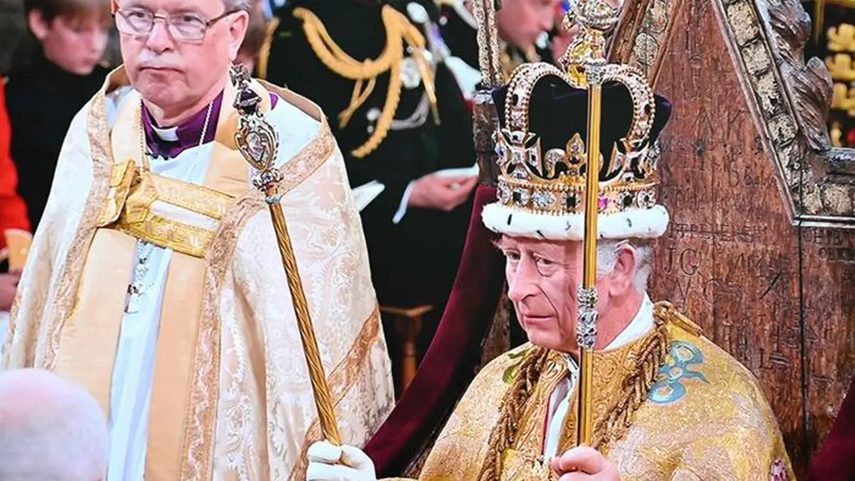 This photograph taken on May 6, 2023 in a newsroom in Paris shows a screen broadcasting the televised coronation ceremony of Britain\\'s newly crowned King Charles III. (Photo by Emmanuel DUNAND / AFP) , AFP