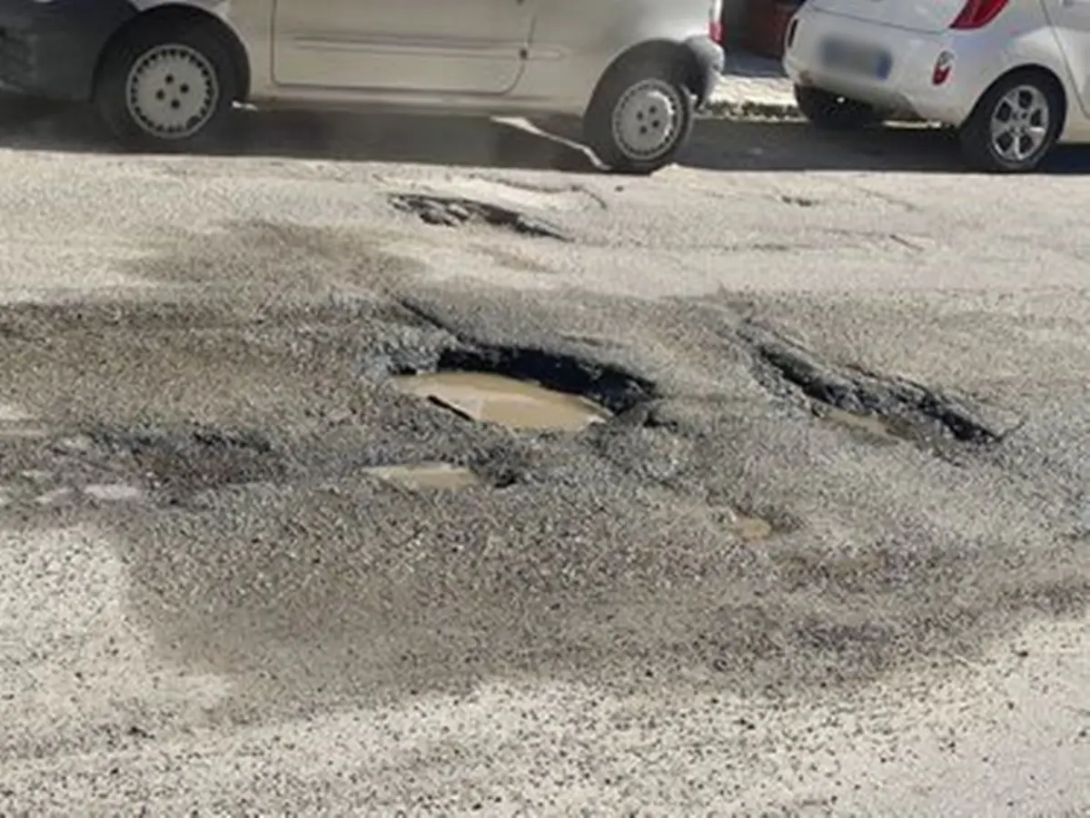 Reggio, buche come crateri in via Furnari