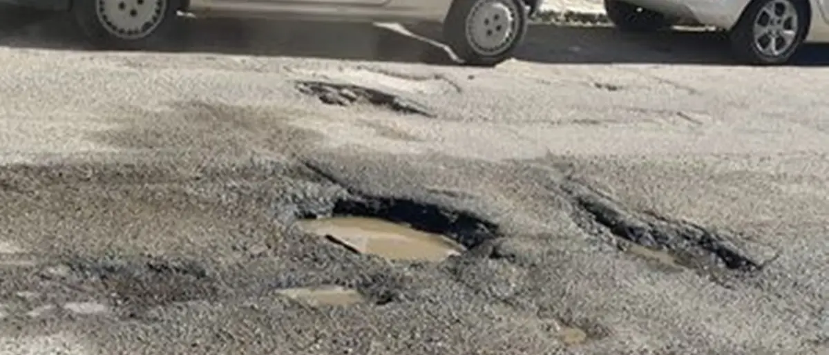 Reggio, buche come crateri in via Furnari