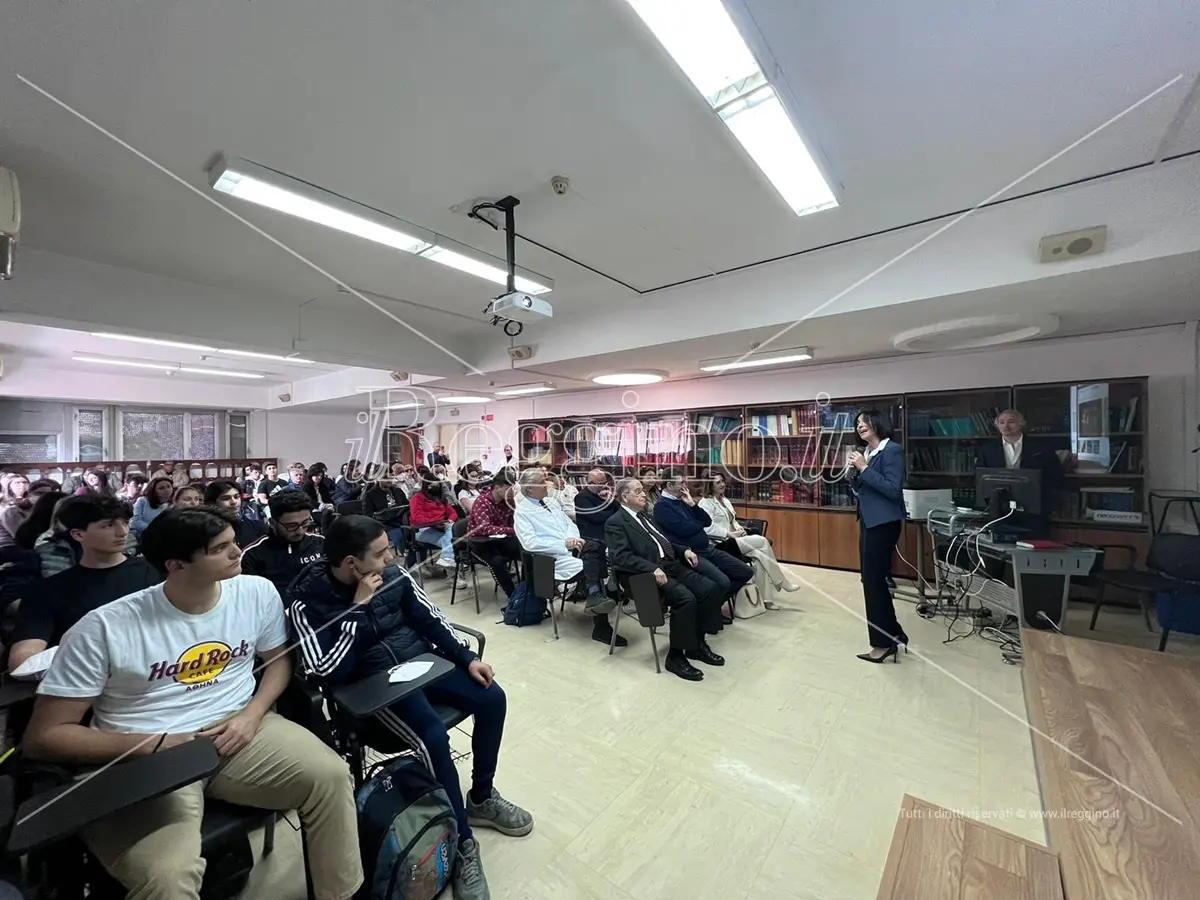 Reggio, gli studenti del “Volta” si confrontano con il mondo sanitario al Gom