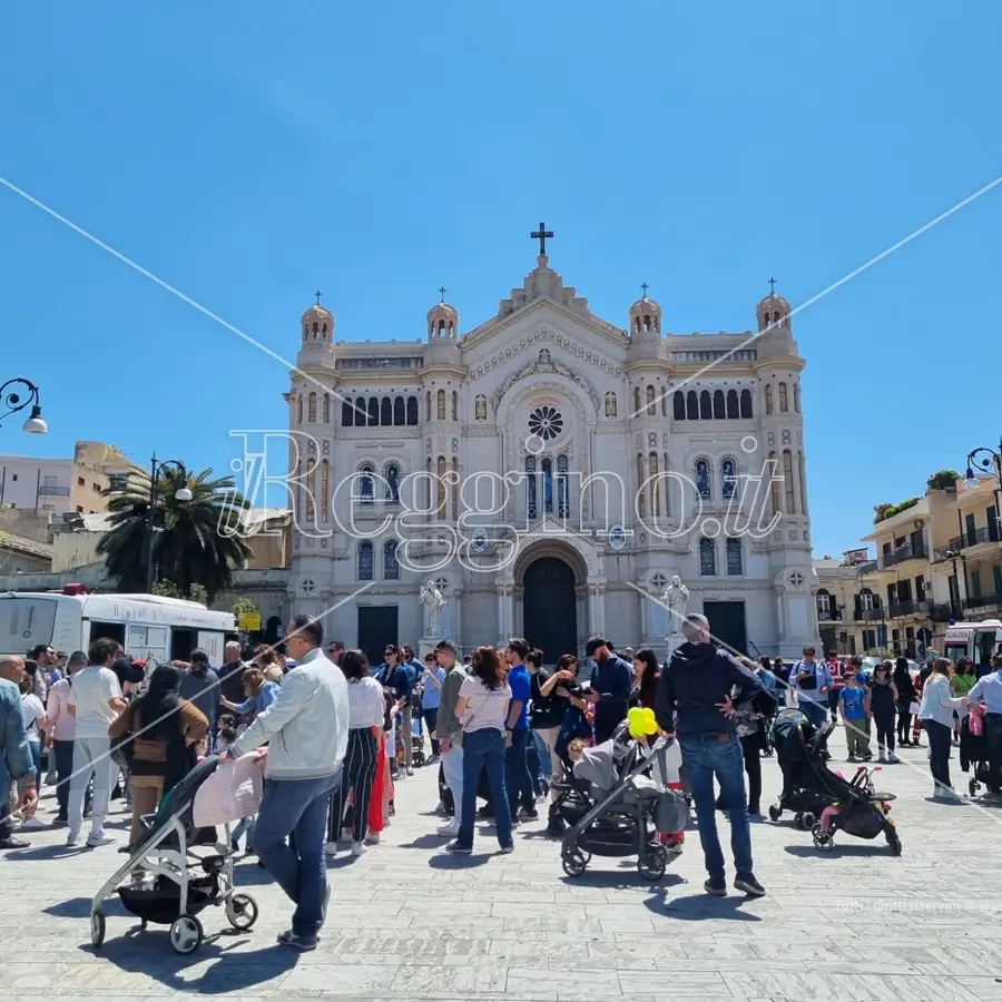 “Io gomitolo, tu filo” a Reggio, in piazza l'iniziativa dell'associazione Pandora