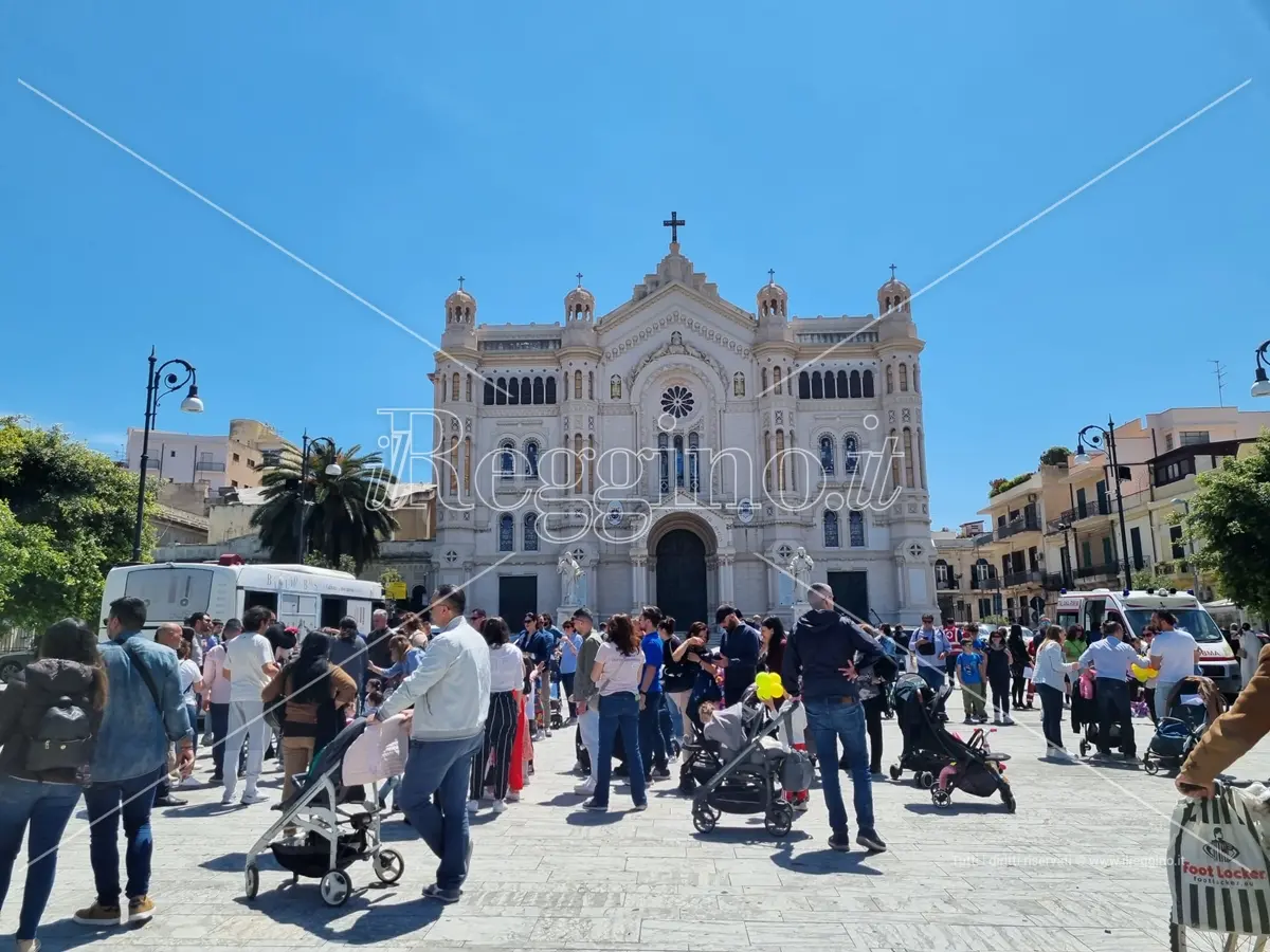 “Io gomitolo, tu filo” a Reggio, in piazza l'iniziativa dell'associazione Pandora
