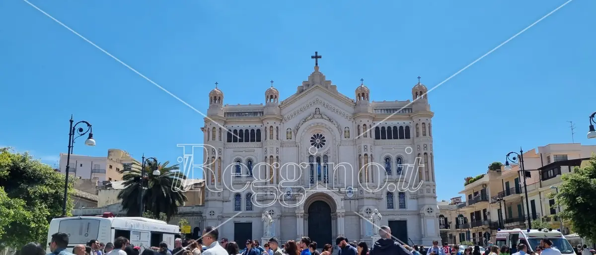 “Io gomitolo, tu filo” a Reggio, in piazza l'iniziativa dell'associazione Pandora