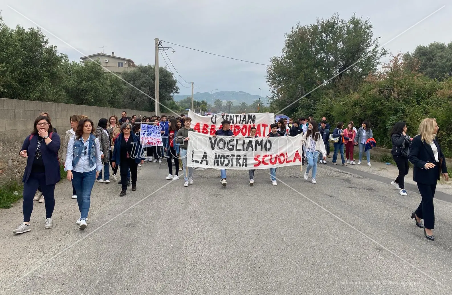 Siderno, oltre 200 bambini senza una scuola: esplode la protesta di genitori e insegnanti