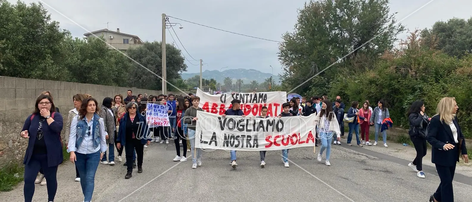Siderno, oltre 200 bambini senza una scuola: esplode la protesta di genitori e insegnanti