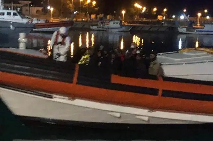 Migranti, ancora uno sbarco nella Locride: soccorse nella notte a Roccella 31 persone
