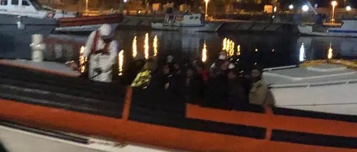 Migranti, ancora uno sbarco nella Locride: soccorse nella notte a Roccella 31 persone