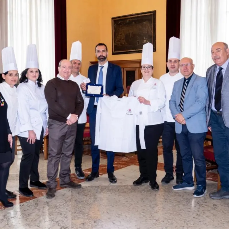 Messina, targa al merito e tessera al sindaco Basile dall’associazione Cuochi Messina