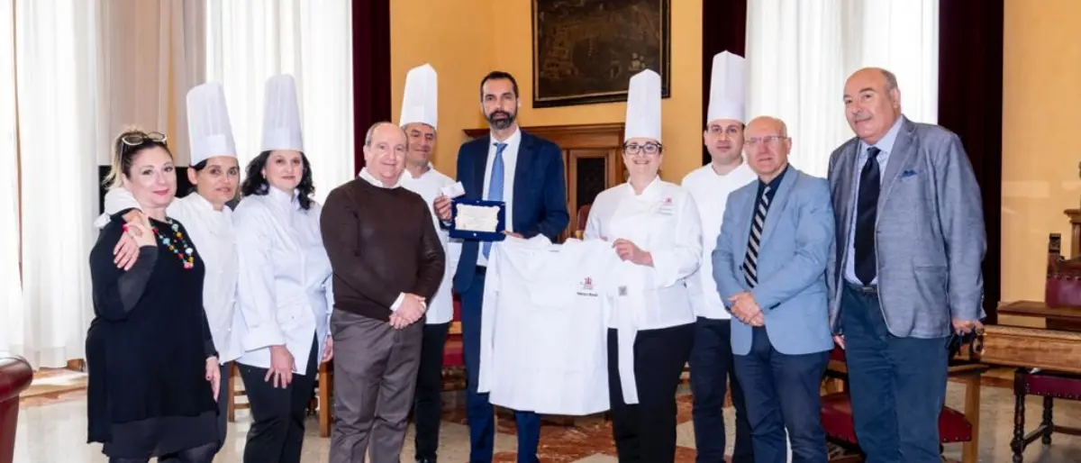 Messina, targa al merito e tessera al sindaco Basile dall’associazione Cuochi Messina