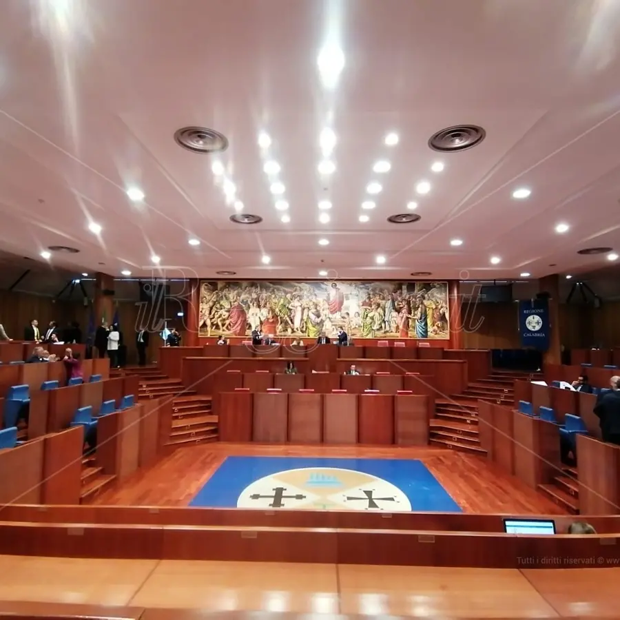 L’ennesima legge “omnibus” interviene su Sanità, edilizia residenziale e settore idrico