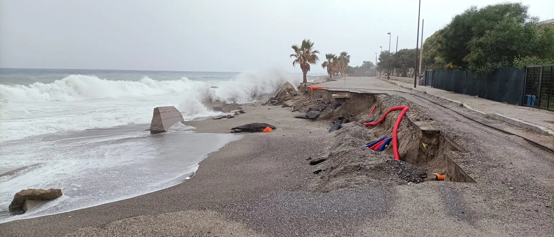 Scirocco a Bova Marina, arrivano i surfisti. Ma il lungomare fa paura