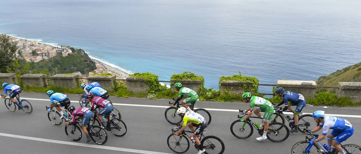 L’ardore dello sport e la bellezza del paesaggio, è il giorno del Giro ciclistico della Città Metropolitana di Reggio