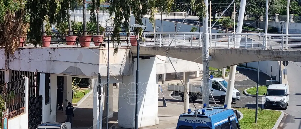 Lungomare di Reggio, operazione di sgombero alla Torre Nervi - FOTOGALLERY