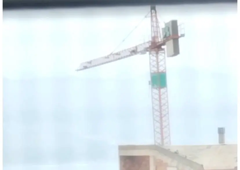 Maltempo a Reggio, Gru pericolante a Gallina: evacuate alcune abitazioni - VIDEO