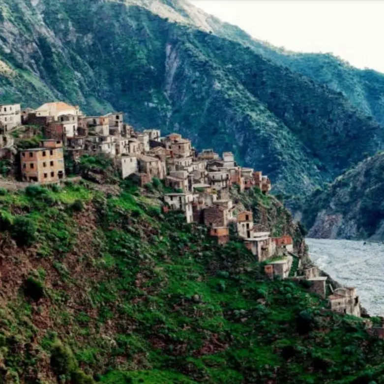 Tragedia a Roghudi, giovane 23enne muore dopo essere precipitato in una scarpata