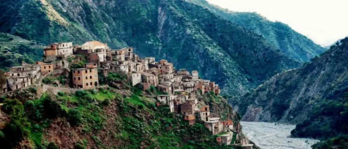 Tragedia a Roghudi, giovane 23enne muore dopo essere precipitato in una scarpata