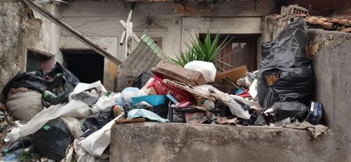 Reggio, al civico 90 di Sbarre superiori il degrado fa paura