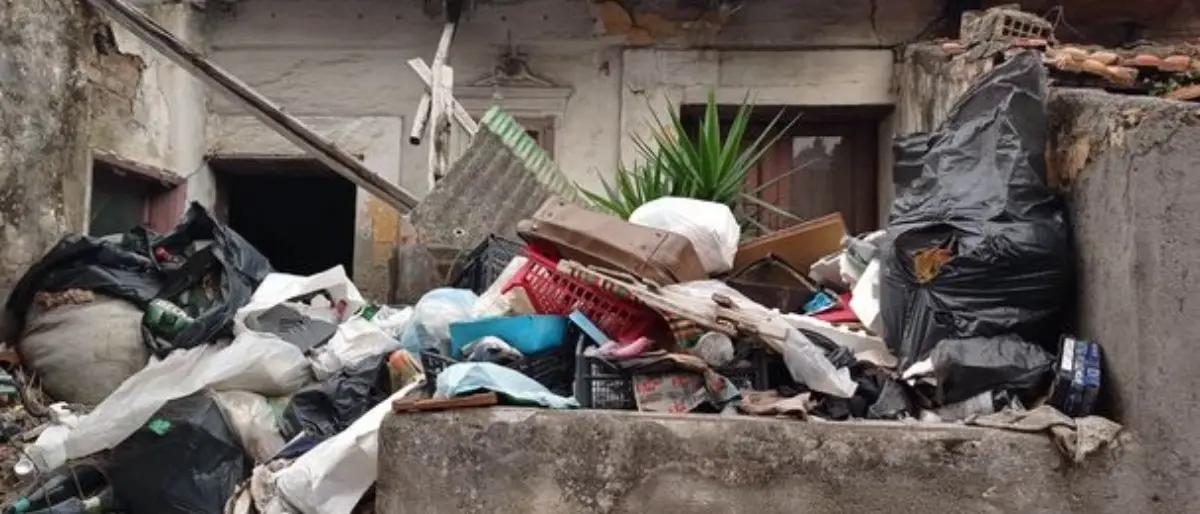 Reggio, al civico 90 di Sbarre superiori il degrado fa paura
