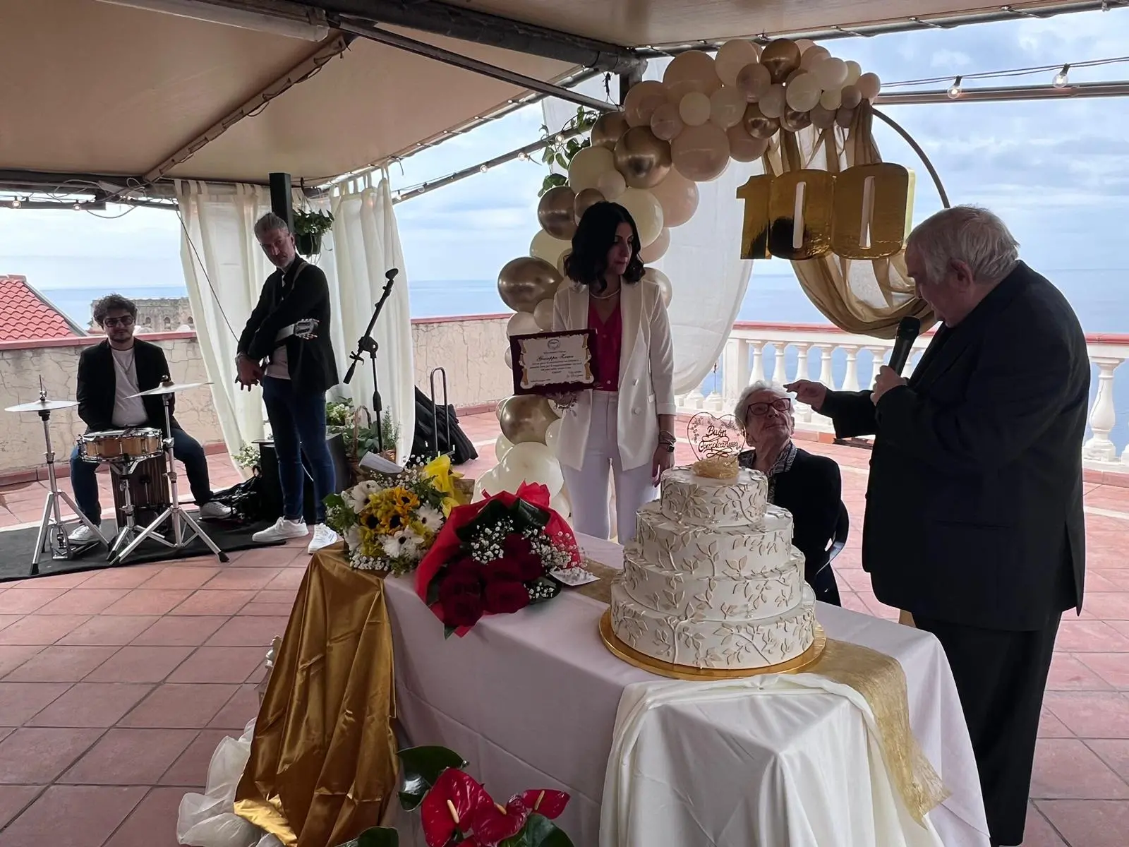 Scilla festeggia i 100 anni della signorina Zema alla \"Casa della carità\"