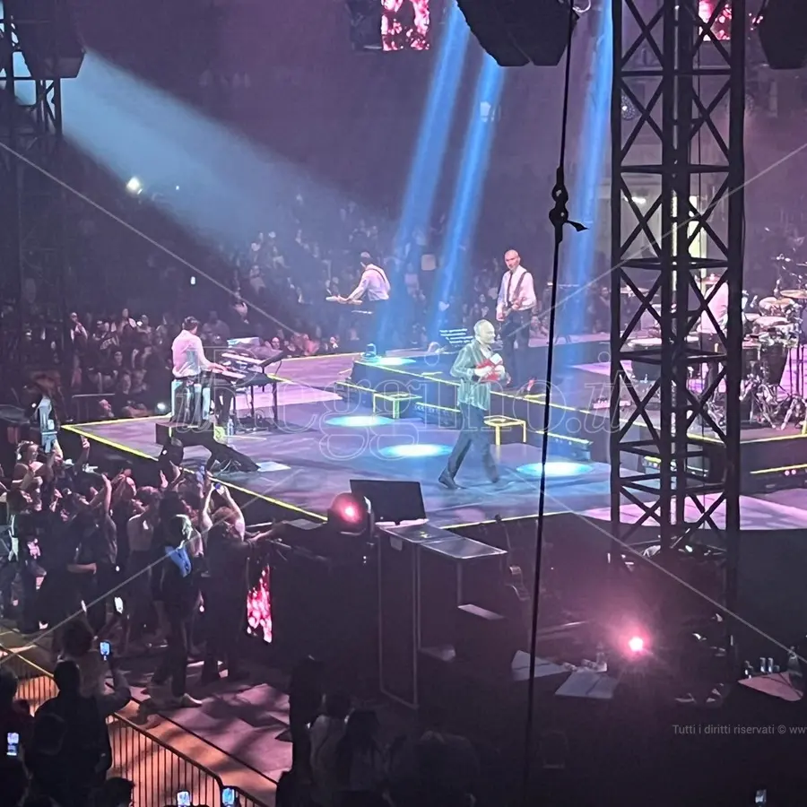 Reggio, un coro di 7mila voci ha cantato con Biagio Antonacci