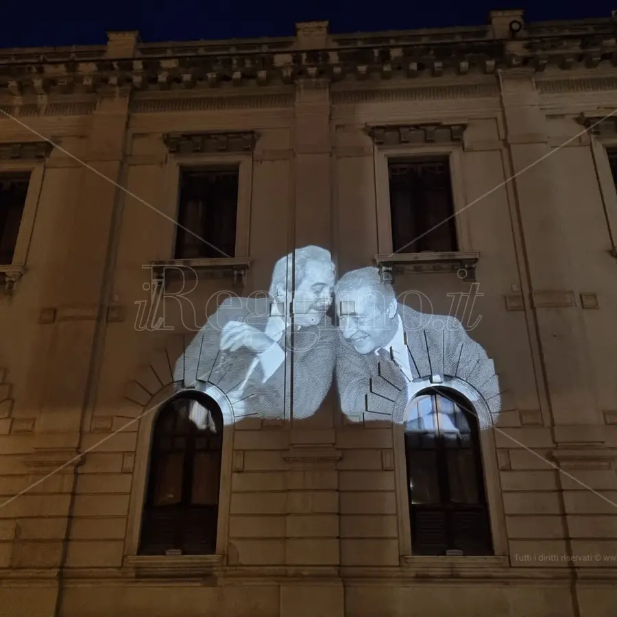 Reggio, i volti Falcone e Borsellino su palazzo San Giorgio