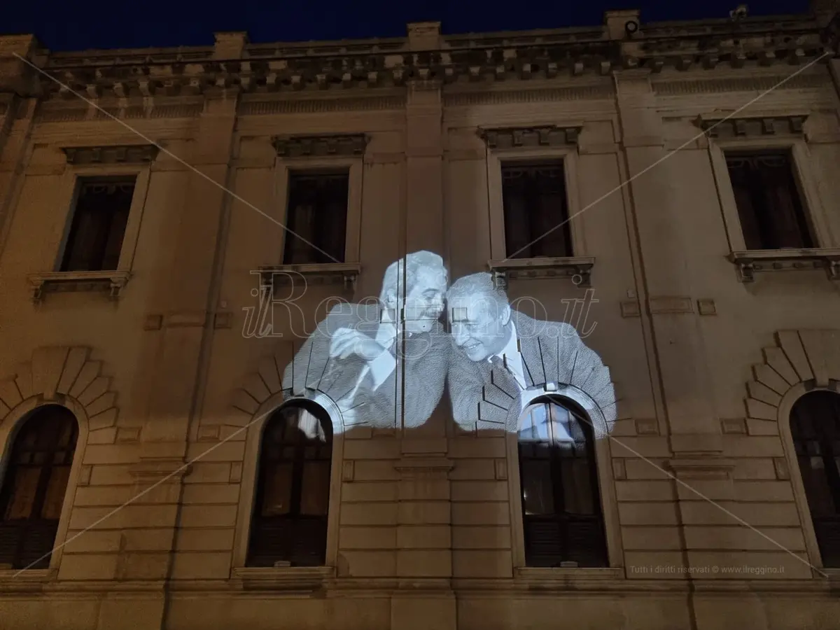 Reggio, i volti Falcone e Borsellino su palazzo San Giorgio