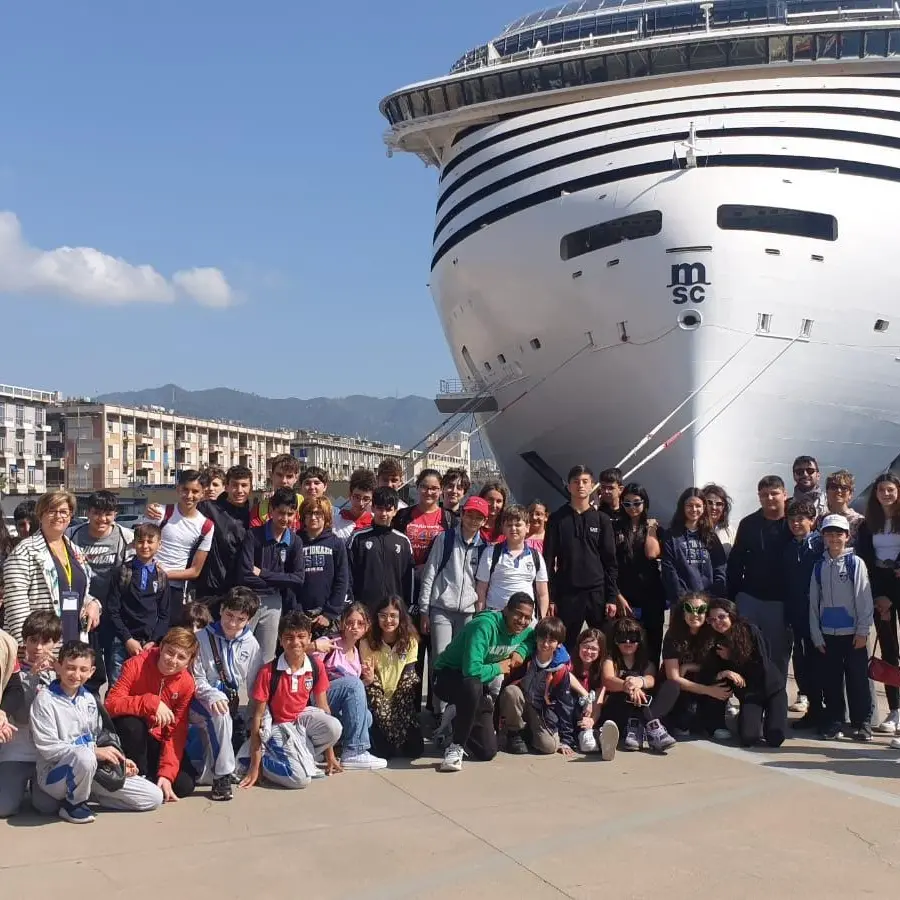 Messina, il collegio \"Sant'Ignazio\" in visita al porto