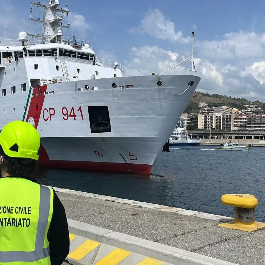 Reggio, la nave Diciotti approda al porto