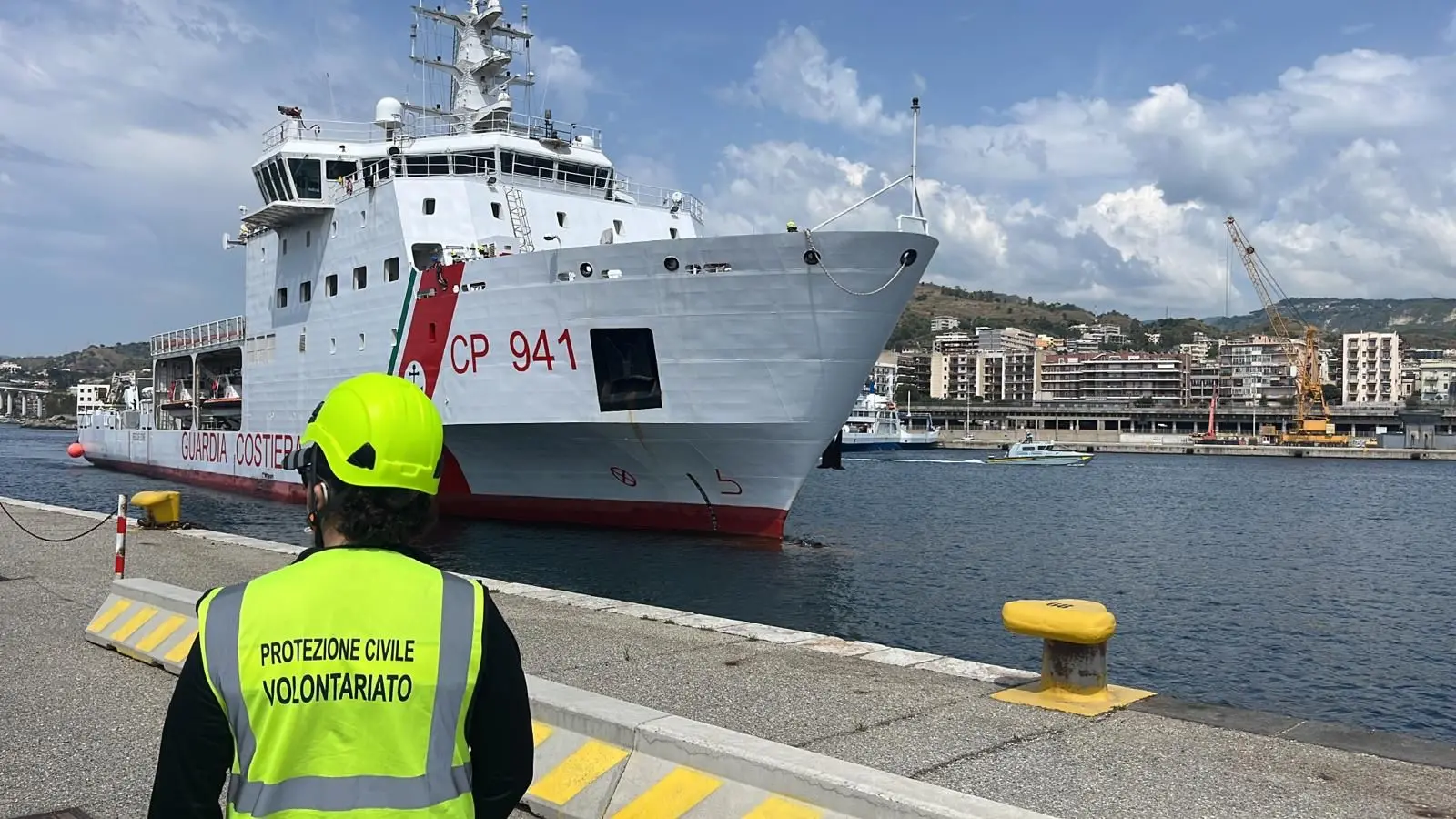 Reggio, la nave Diciotti approda al porto
