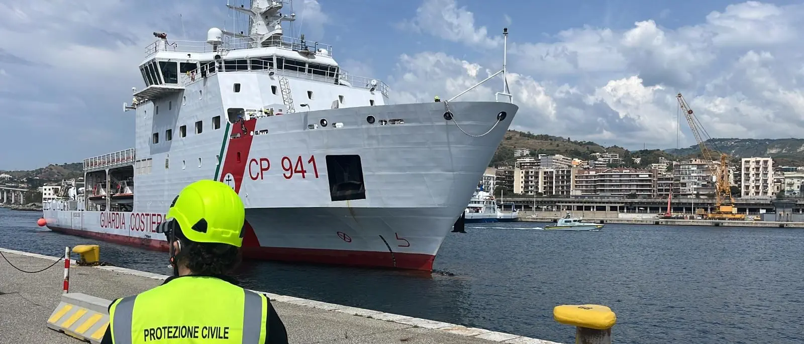 Reggio, la nave Diciotti approda al porto